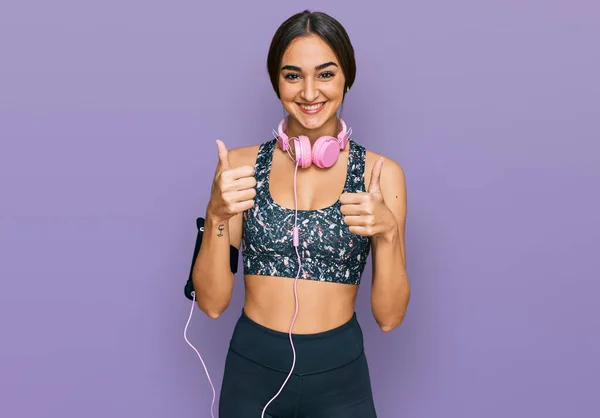 Hermosa Mujer Morena Con Ropa Gimnasio Uso Auriculares Signo Éxito —  Fotos de Stock