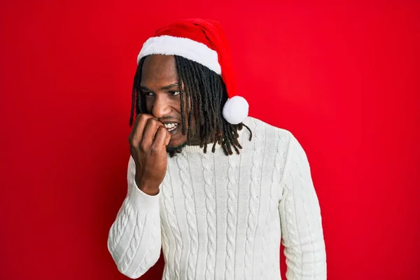 Homem Afro Americano Com Tranças Usando Chapéu Natal Parecendo Estressado — Fotografia de Stock