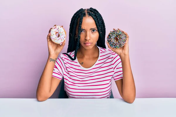 Mooie Spaanse Vrouw Met Lekkere Kleurrijke Donuts Sceptisch Nerveus Fronsend — Stockfoto