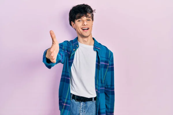 Bonito Jovem Hipster Vestindo Camisa Branca Casual Camisa Vintage Sorrindo — Fotografia de Stock