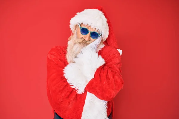 Stařec Kostýmu Santa Clause Slunečních Brýlích Myslí Vypadá Unaveně Znuděně — Stock fotografie
