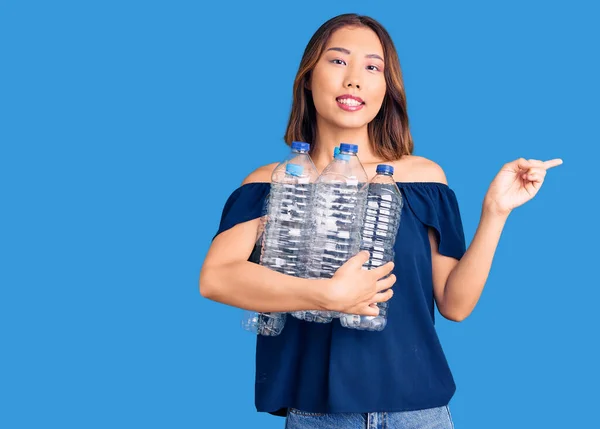 Junge Schöne Chinesische Mädchen Mit Recycling Plastikflaschen Lächelnd Glücklich Mit — Stockfoto
