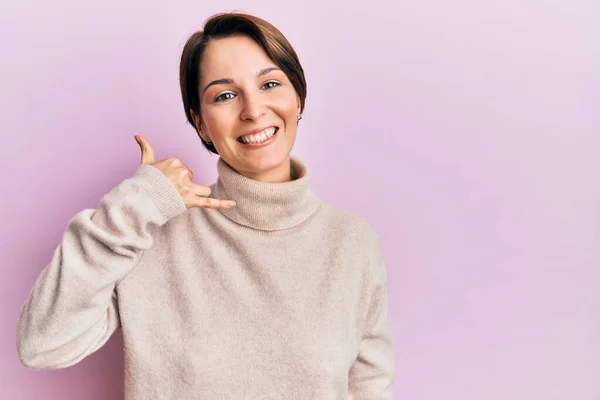 Giovane Donna Bruna Con Capelli Corti Che Indossa Maglione Invernale — Foto Stock