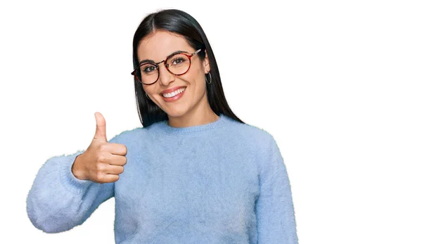 Junge Hispanische Frau Lässiger Kleidung Und Brille Die Mit Der — Stockfoto