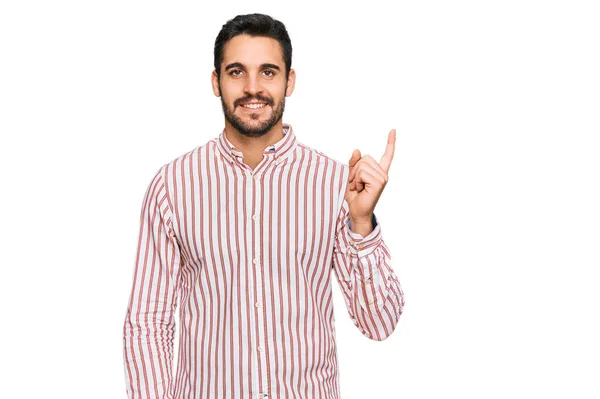 Młody Latynos Koszuli Biznesowej Dużym Uśmiechem Twarzy Wskazując Ręką Palcem — Zdjęcie stockowe