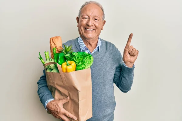 Homme Caucasien Senior Tenant Sac Papier Avec Pain Des Épiceries — Photo