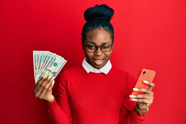 Молода Афро Американська Жінка Використовує Смартфон Тримаючи Нас Руках Долари — стокове фото