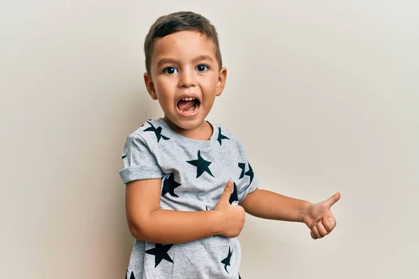 Bedårande Latin Barn Bär Casual Kläder Pekar Tummen Upp Till — Stockfoto