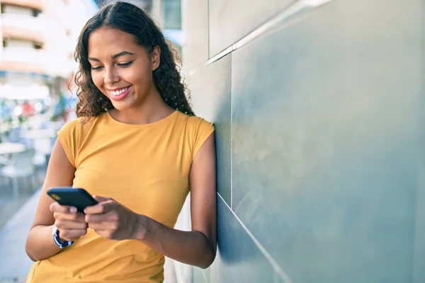 Ung Afrikansk Amerikansk Flicka Ler Glad Med Hjälp Smartphone Lutar — Stockfoto