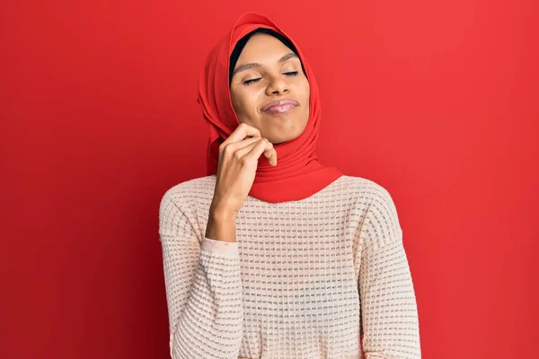 Ung Afrikansk Amerikansk Kvinna Bär Traditionell Islamisk Hijab Halsduk Tänkande — Stockfoto