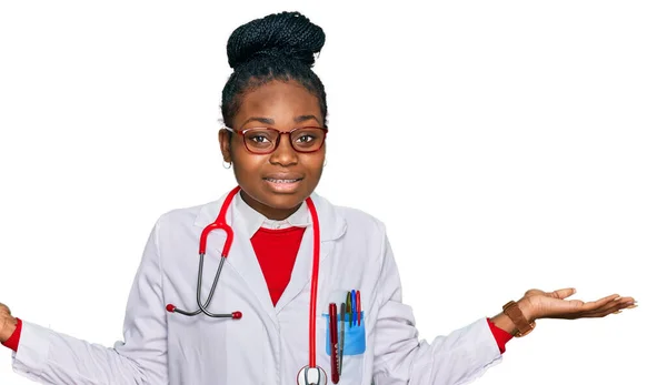 Ung Afrikansk Amerikansk Kvinna Bär Läkare Uniform Och Stetoskop Leende — Stockfoto