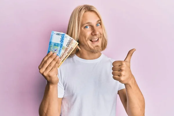 Caucasian Young Man Long Hair Holding Hungarian Forint Banknotes Smiling —  Fotos de Stock