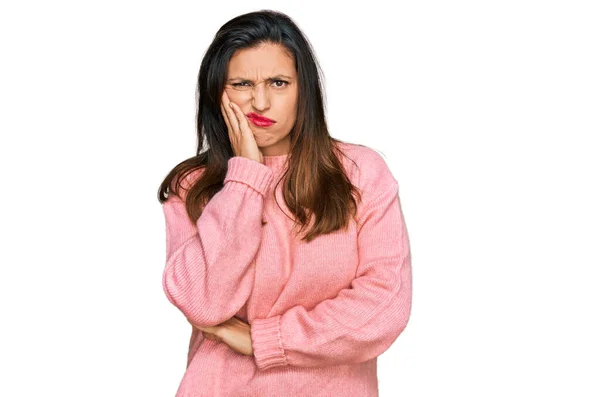 Bella Donna Ispanica Indossa Casual Maglione Invernale Pensando Cercando Stanco — Foto Stock