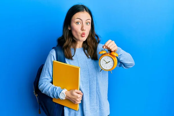 Junge Brünette Studentin Hält Wecker Und Macht Fischgesicht Mit Mund — Stockfoto