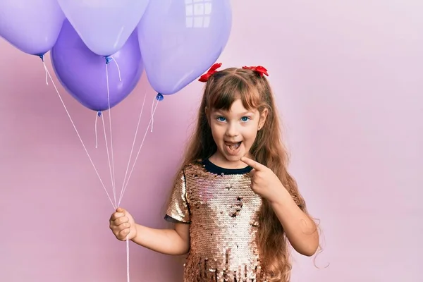 Klein Blank Meisje Kind Houden Ballonnen Glimlachen Gelukkig Wijzend Met — Stockfoto