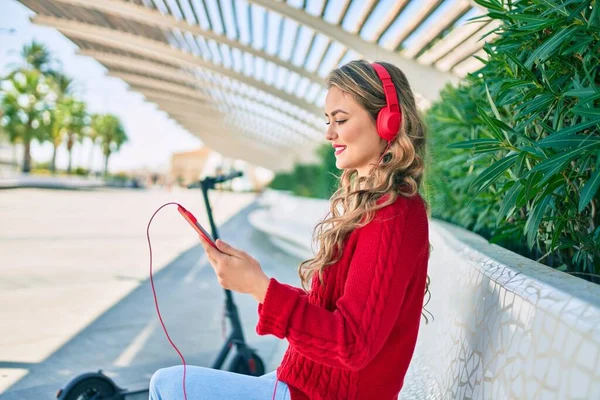 Young Blonde Girl Smiling Happy Using Headphones Touchpad Sitting Bench — Stock Photo, Image