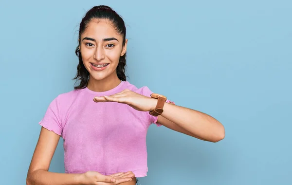 Menina Adolescente Hispânica Com Aparelho Dentário Vestindo Roupas Casuais Gestos — Fotografia de Stock