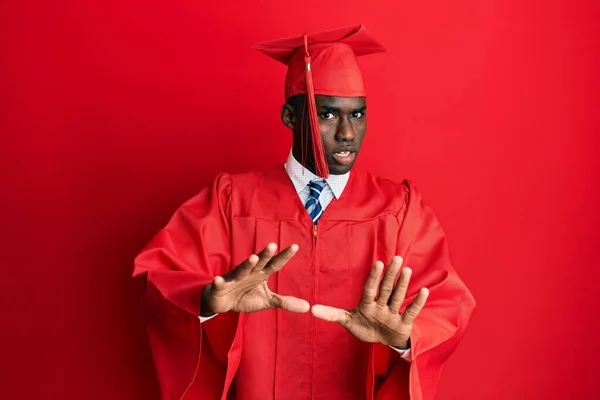 Mladý Africký Američan Oblečený Maturitní Čepici Slavnostním Županu Vystrašený Strachem — Stock fotografie