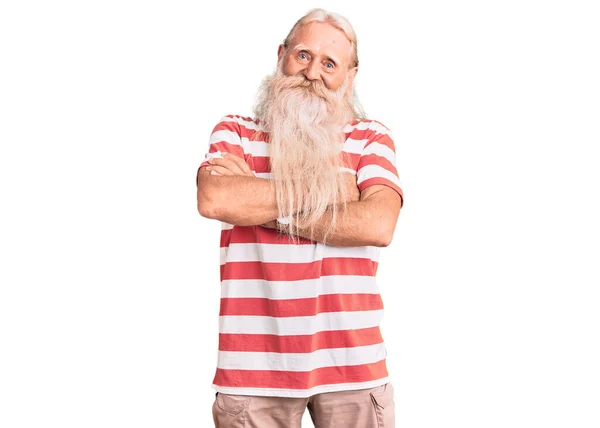 老男人 白发苍苍 长胡子 穿着条纹T恤 笑容满面 交叉双臂望着相机 积极的人 — 图库照片