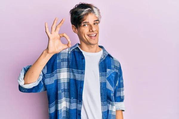 Joven Hombre Hispano Con Ropa Casual Sonriente Positiva Haciendo Signo — Foto de Stock