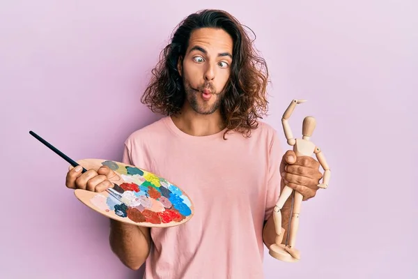 Joven Hombre Guapo Con Pelo Largo Sosteniendo Paleta Pintor Maniquí —  Fotos de Stock