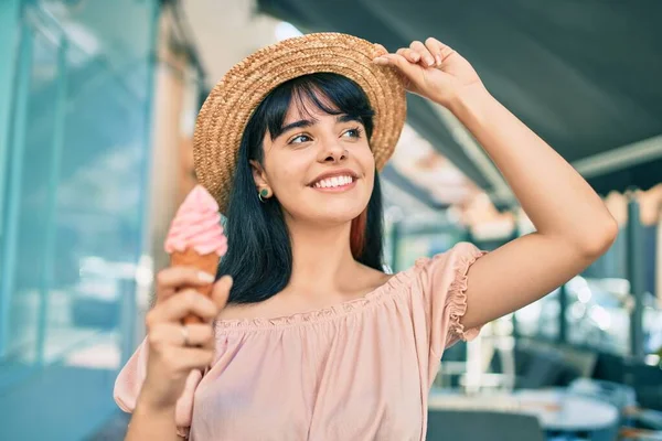 街でアイスクリームを食べる夏のスタイルを身に着けている若いヒスパニック系の観光客の女の子 — ストック写真