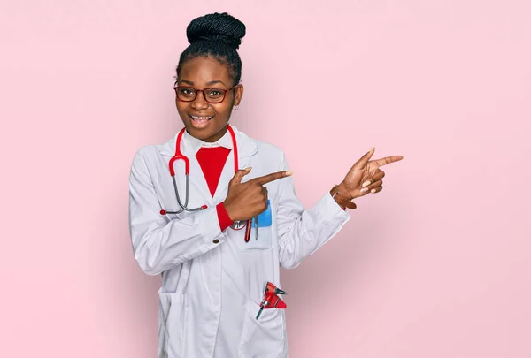 Junge Afrikanisch Amerikanische Frau Arztuniform Und Stethoskop Lächelt Und Blickt — Stockfoto