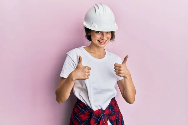 Junge Kaukasische Frau Mit Hardhat Erfolgszeichen Macht Positive Geste Mit — Stockfoto