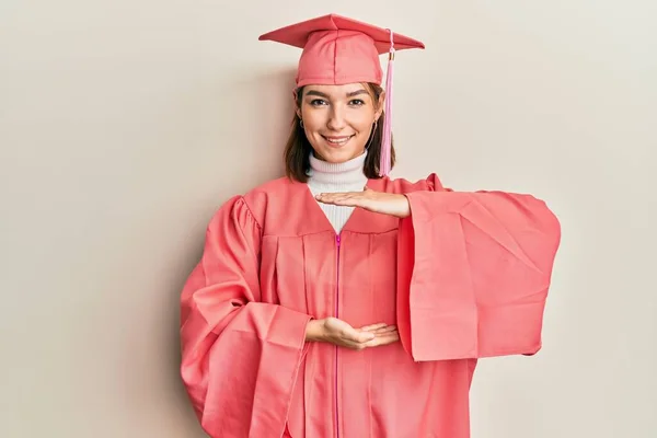 Jeune Femme Caucasienne Portant Casquette Graduation Robe Cérémonie Geste Avec — Photo