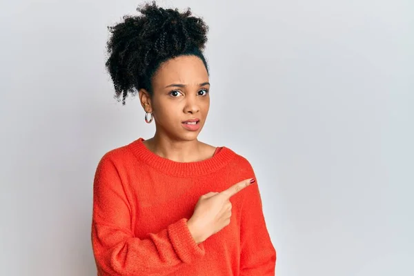 Młoda Afroamerykanka Ubrana Luźne Ubrania Wskazujące Zmartwionych Nerwowych Palcem Wskazującym — Zdjęcie stockowe