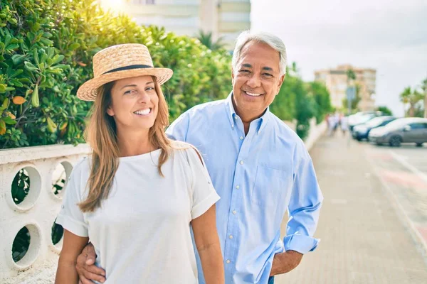 Middelbare Leeftijd Hispanic Paar Glimlachen Gelukkig Knuffelen Promenade — Stockfoto