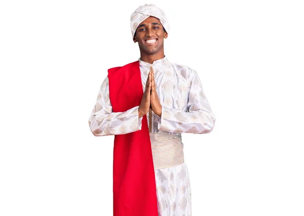 Geleneksel Giyinmiş Afrikalı Yakışıklı Bir Adam Sherwani Sari Giysileri Giyiyor — Stok fotoğraf