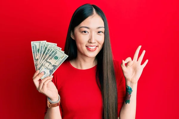 Jovem Chinesa Segurando Nota Dólares Fazendo Sinal Com Dedos Sorrindo — Fotografia de Stock