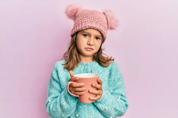 Kleines Schönes Mädchen Mit Rosa Becher Und Niedlicher Wollmütze Ahnungslos — Stockfoto