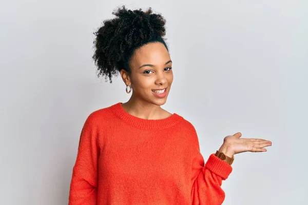 Νεαρή Αφροαμερικανή Που Φοράει Καθημερινά Ρούχα Χαμογελώντας Χαρούμενα Παρουσιάζοντας Και — Φωτογραφία Αρχείου