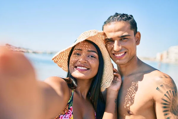 Genç Latin Çift Gülümsüyor Sahilde Fotoğraf Çektirirken Mutlu Oluyorlar — Stok fotoğraf