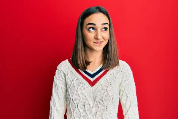 Chica Morena Joven Usando Suéter Estudiante Casual Sonriendo Mirando Lado — Foto de Stock