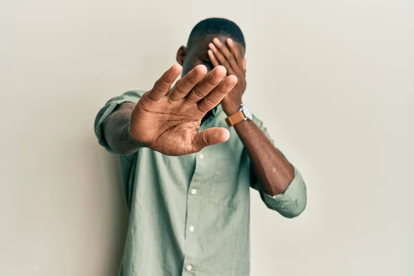 Jovem Afro Americano Vestindo Roupas Casuais Cobrindo Olhos Com Mãos — Fotografia de Stock