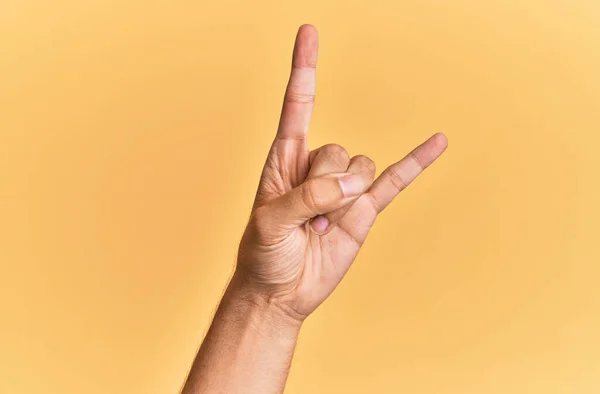 Ramię Ręka Białego Człowieka Nad Żółtym Odizolowanym Tłem Gestykulując Symbol — Zdjęcie stockowe