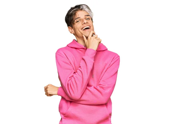 Junger Hispanischer Mann Lässigem Rosa Sweatshirt Der Selbstbewusst Die Kamera — Stockfoto