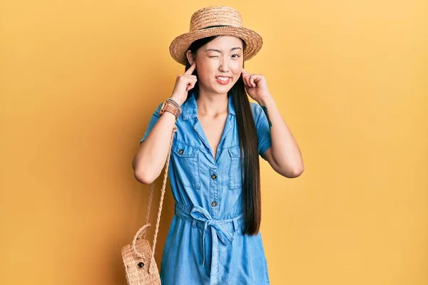 Joven Mujer China Con Sombrero Verano Que Cubre Las Orejas —  Fotos de Stock