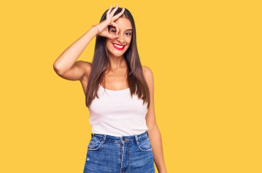 Gündelik giysiler giyen genç İspanyol kadın gülümsüyor. Mutluluktan gülümsüyor. 