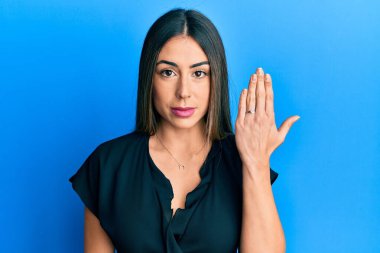 Genç İspanyol kadın nişan yüzüğü takıyor. Düşünme tarzı ve ayık yüz ifadesi. Kendine güveni tam görünüyor. 