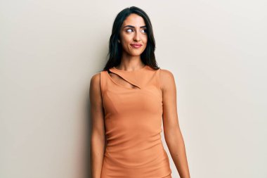 Yazlık elbise giyen güzel İspanyol kadın gülümseyip yan tarafa bakıyor ve düşünüyor.. 