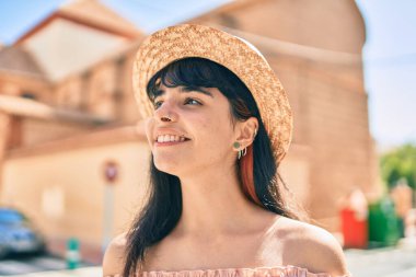 Yaz tarzı giyinmiş genç İspanyol turist kız şehirde yürüyor..