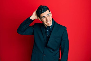 İş kıyafetleri giyen yakışıklı İspanyol adam soru sorup kafasını karıştırıyor. Şüpheyle kararsız, kafa kafaya düşünerek. Düşünceli kavram. 