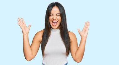 Genç ve güzel İspanyol elbiseli bir kız başarının çılgınlığını ve çılgınlığını kutluyor kollarını kaldırmış, gözlerini kapatmış heyecanlı çığlıklar atıyor. Kazanan konsept 