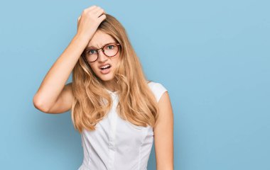 Gündelik giysiler ve gözlük takan güzel beyaz bir kız. Yanlışlıkla kafa kafaya verildiğinde şaşırır. Hatayı hatırla. Unuttum, kötü hafıza kavramı. 