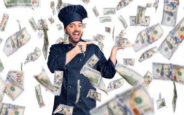 Fırın üniforması giyen genç İspanyol adam kameraya hayret ediyor ve gülümsüyor..