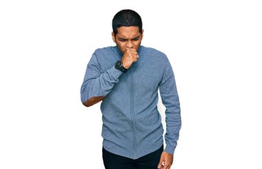 Genç, yakışıklı, sıradan bir kazak giyen, kendini kötü hisseden ve soğuk algınlığı veya bronşitin belirtisi olarak öksüren bir İspanyol. sağlık hizmeti kavramı. 